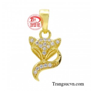 Mặt dây hồ ly thu hút theo quan niệm phong thủy, trang sức hồ ly mang lại may mắn về tình yêu, có tác dụng kết duyên và gắn kết hạnh phúc gia đình. 