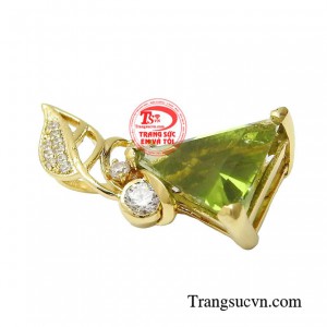 Peridot là một loại đá quý có sắc xanh rực rỡ, được coi là biểu tượng của tình yêu và hy vọng.