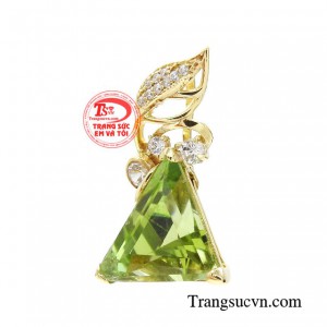 Mặt dây peridot kiêu sa mang đến vẻ đẹp tinh tế, sang trọng và đầy nữ tính.