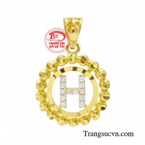 Mặt dây quý cô phong cách với những đường nét tinh xảo được chế tác công phu, tỉ mỉ