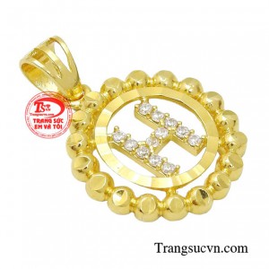 Chiếc mặt dây được kết hợp cùng đá Cz lấp lánh sáng bừng gương mặt