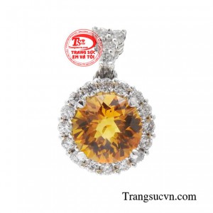 Mặt dây thạch anh vàng kiêu sa là nốt thanh âm đồng điệu với phong cách, cá tính và tâm hồn của phái đẹp.