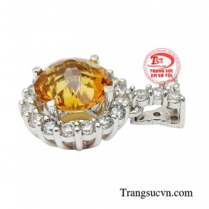 Chỉ cần khéo léo kết hợp trang phục cùng chiếc mặt dây là bạn đã tạo được vẻ ngoài cuốn hút đầy tự tin.