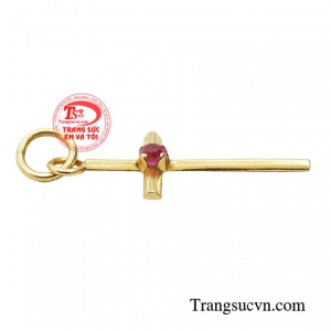 Thánh giá sử dụng chất liệu vàng 14k kết hợp ruby thượng hạng tạo nên một sản phẩm cao cấp.