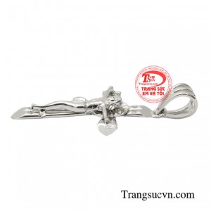 Mặt dây chuyền thánh giá được chế tác từ chất liệu vàng 18k thượng hạng cùng với thiết kế vô cùng độc đáo.