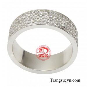 Sử dụng nhẫn nam bạc lịch lãm là một cách để thể hiện phong cách của riêng mình và tạo ra sự tự tin.