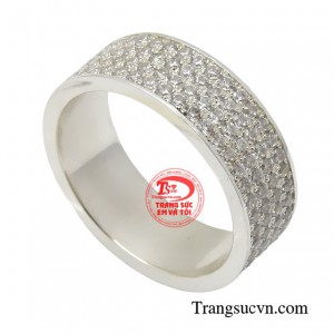 Với chất liệu bạc sáng bóng được thiết kế với kiểu dáng đơn giản nhưng tinh tế, phù hợp với phong cách của đa số các đấng mày râu.