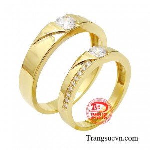 Đôi nhẫn cưới khắc họa lại từng cung bậc cảm xúc của một câu chuyện tình yêu.