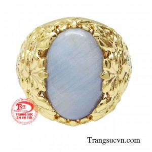 Viên saphir sao tinh chọn được đặt trong thiết kế đỉnh cao với bản to thời thượng