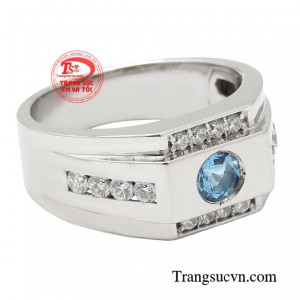 Viên Topaz tinh chọn được đặt trong thiết kế đỉnh cao với bản to thời thượng