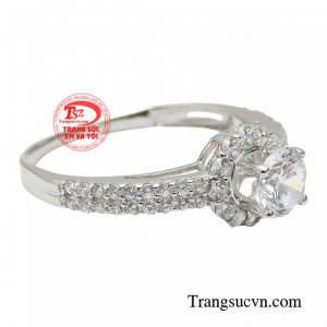 Người phụ nữ có thể sở hữu hàng trăm món trang sức khác nhau, nhưng với món quà tặng trong dịp đặc biệt sẽ luôn làm họ nhớ đến.