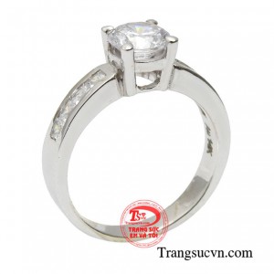 Nhẫn nữ duyên dáng vàng trắng là món trang sức vô cùng quyến rũ và sang trọng. 