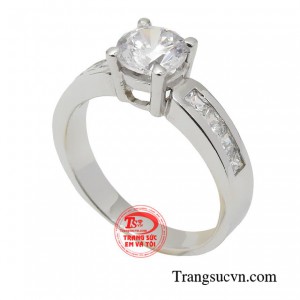 Từng chi tiết hoa văn tinh tế kết hợp cùng đá Cz lấp lánh mang lại cho người đeo vẻ đẹp duyên dáng, tinh tế và ấn tượng.