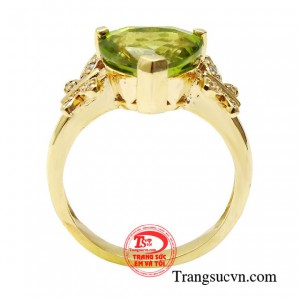 Trang sức peridot tạo nên sự thu hút bằng thiết kế kết hợp chất liệu vàng cao cấp