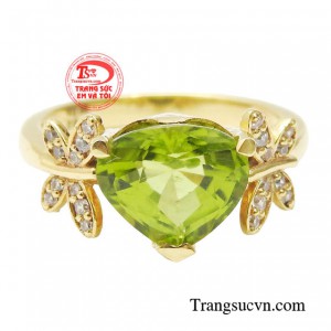 Nét tinh tế toát lên từ vẻ đẹp lộng lẫy của đá quý Peridot và sự hoàn hảo trong từng đường nét chế tác.