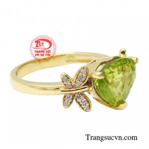 Diện chiếc nhẫn này trên tay bạn như có thêm sự tự tin trong phong thái, sang trọng và kiêu sa.