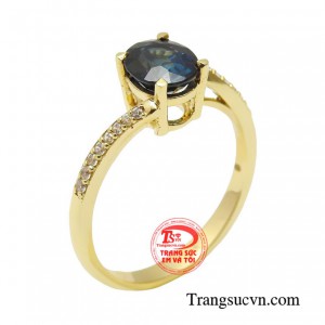 Nhẫn nữ sapphire duyên dáng được thiết kế với kiểu dáng tinh xảo và độc đáo, với các chi tiết nhỏ nhắn được chế tác tỉ mỉ.
