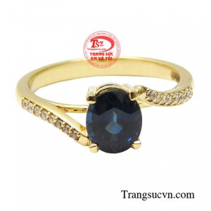 Khi được gắn lên trang sức nhẫn, Sapphire trở thành một biểu tượng cho sự thanh lịch và độc đáo, làm tôn lên phong cách và cá tính của người đeo.