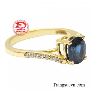 Sapphire có màu xanh lam đậm, được coi là biểu tượng của trung thực, sự chân thành và niềm tin.