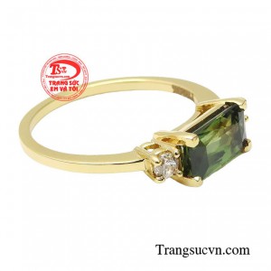 Với màu xanh lấp lánh đầy rực rỡ, sapphire tạo ra một vẻ đẹp đầy tự tin và thu hút.