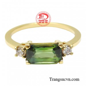 Đeo nhẫn Sapphire sẽ giúp bạn nổi bật hơn và thể hiện được sự tinh tế và phong cách của mình.