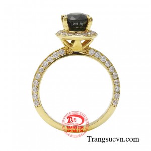 Cùng với tư duy, sự sáng tạo vô tận của người thiết kế, đôi bàn tay tài hoa và tỉ mỉ của thợ kim hoàn.