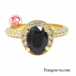 Kiểu dáng và họa tiết của chiếc nhẫn được lấy cảm hứng từ những rung động trước thiên nhiên, nhịp sống năng động của thời đại