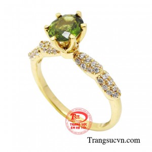 Nhẫn nữ saphir làm nổi bật sự hoàn thiện tinh xảo của công nghệ chế tác, khoe trọn vẻ đẹp lấp lánh của viên saphir chủ