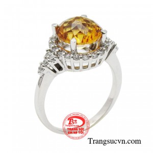 Nhẫn nữ thạch anh kiêu sa là món trang sức vô cùng sang trọng