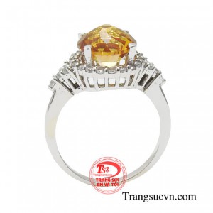 Chiếc nhẫn  có khả năng tạo nên điểm nhấn cho bộ trang phục. tôn lên vẻ đẹp thanh lịch và sang trọng.