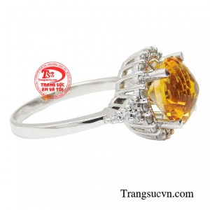 Nếu bạn muốn thể hiện sự mới mẻ, quyến rũ và đặc biệt hơn trong mắt người khác, thì chiếc nhẫn nữ thạch anh kiêu sa sẽ là sự lựa chọn hoàn hảo dành cho bạn.