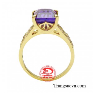 Chiếc nhẫn được chế tác tinh xảo từ vàng 18k được đính kết đá chủ thạch anh tím chất lượng cao. 