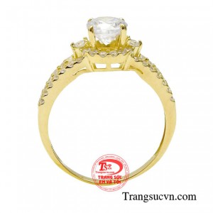 Chiếc nhẫn khi diện trên tay tôn lên những đường nét quý phái, rạng ngời.