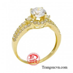 Nhẫn nữ tinh xảo như một tác phẩm nghệ thuật với thiết kế xếp tầng đối xứng mang lại sự hài hòa cho sản phẩm.