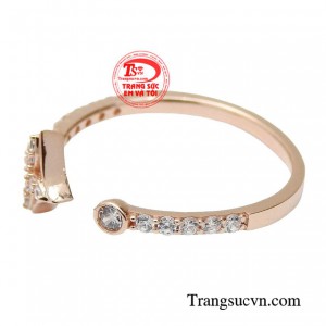 Với chiếc nhẫn này khi đeo trên tay vừa tinh tế, đơn giản nhưng không kém phần sang trọng giúp phụ nữ tự tin và cuốn hút hơn.