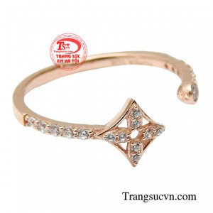 Phái nữ sử dụng trang sức để thể hiện phong cách của mình, từ sự nữ tính, dịu dàng cho đến sự mạnh mẽ, cá tính.