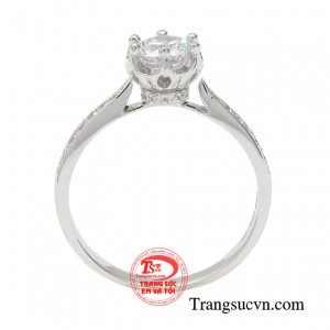 Chiếc nhẫn có thiết kế mô phỏng đoá hoa tươi tắn phù hợp với những quý cô nền nã, dịu dàng.