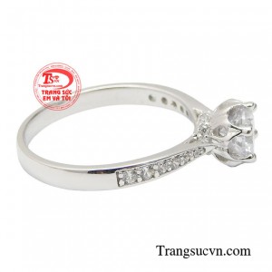 Vì thế chị em đừng ngần ngại kết hợp món trang sức cùng những bộ cánh yêu thích mang đậm dấu ấn cá nhân.