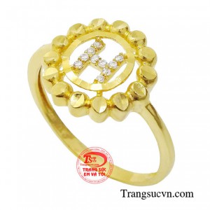 Những viên đá CZ được nạm khéo léo kết thành chữ H lấp lánh tôn lên diện mạo rực rỡ của người đeo.