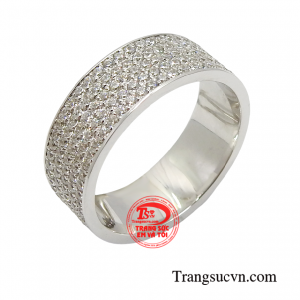 Một chiếc nhẫn đơn giản, tinh tế phù hợp với phong cách cá nhân của nam giới. 