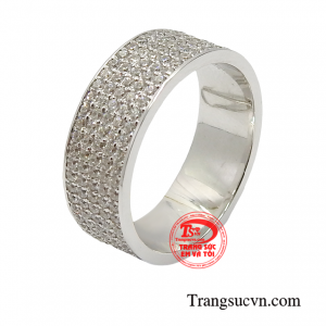 Nhẫn vàng trắng phong cách phái mạnh được chế tác từ vàng trắng 18k nạm đá Cz giúp tăng độ bền và sáng bóng của sản phẩm, làm cho nó trở nên lấp lánh và thu hút hơn