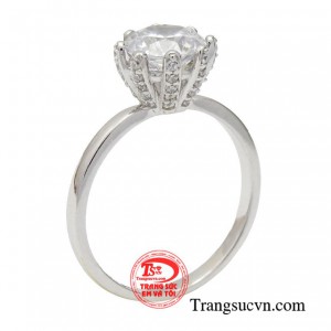 Nhẫn vàng trắng quý cô thời thượng được nhiều cô nàng lựa chọn để tạo dấu ấn tinh tế cho phong cách của mình.