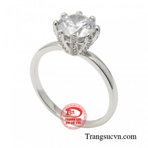 Sự tỉ mỉ, trau chuốt trong từng chi tiết chế tác làm nên vẻ đẹp thời thượng cho những cô nàng công sở theo đuổi hình ảnh lộng lẫy, thu hút.