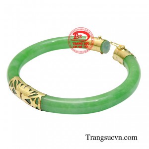 Ngọc cẩm thạch được ví như lá bùa hộ mệnh giúp cho người đeo có một sức khỏe tốt, vượng khí và thu hút tài lộc.