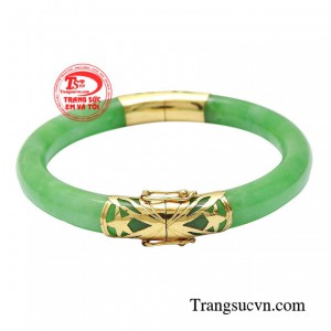 Vòng ngọc bọc vàng thời thượng mang đến thiết kế từ ngọc cẩm thạch chắt lọc từ những gì tinh túy nhất của tự nhiên