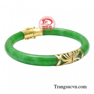 Nó được xem trọng bởi sự quý hiếm và sắc nét. Đeo vòng ngọc giúp xua tan sự phiền muộn