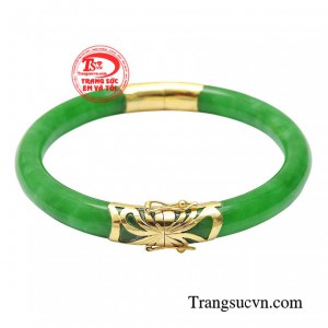 Vòng ngọc bọc vàng tinh tế mang trong mình thứ quyền lực siêu hình.