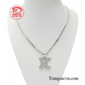 Bộ dây chuyền kim cương sang trọng tôn lên vẻ rắn rỏi, đầy mạnh mẽ của người đeo. 