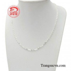 Chiếc dây chuyền bạc trở thành một phần của phong cách cá nhân