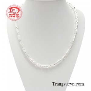 Dây chuyền bạc đẳng cấp là phụ kiện tô điểm cho phái mạnh thêm phần ấn tượng và dễ ghi điểm hơn trong mắt người đối diện. 